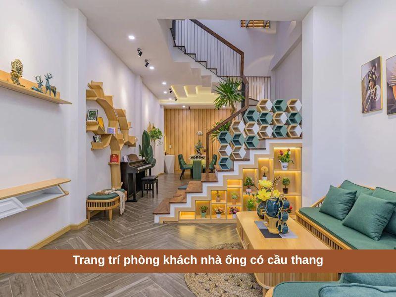 Hình ảnh một mẫu thiết kế vách ngăn phòng khách nhà ống đẹp mắt, hiện đại với lam gỗ và kệ trang trí tích hợp, tối ưu không gian và tạo điểm nhấn sang trọng.